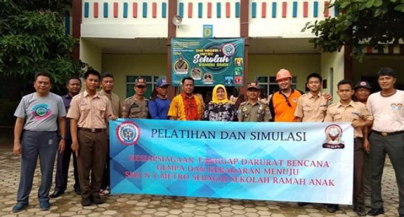 PELATIHAN DAN SIMULASI TANGGAP BENCANA DAN GEMPA DI SMAN 1 METRO