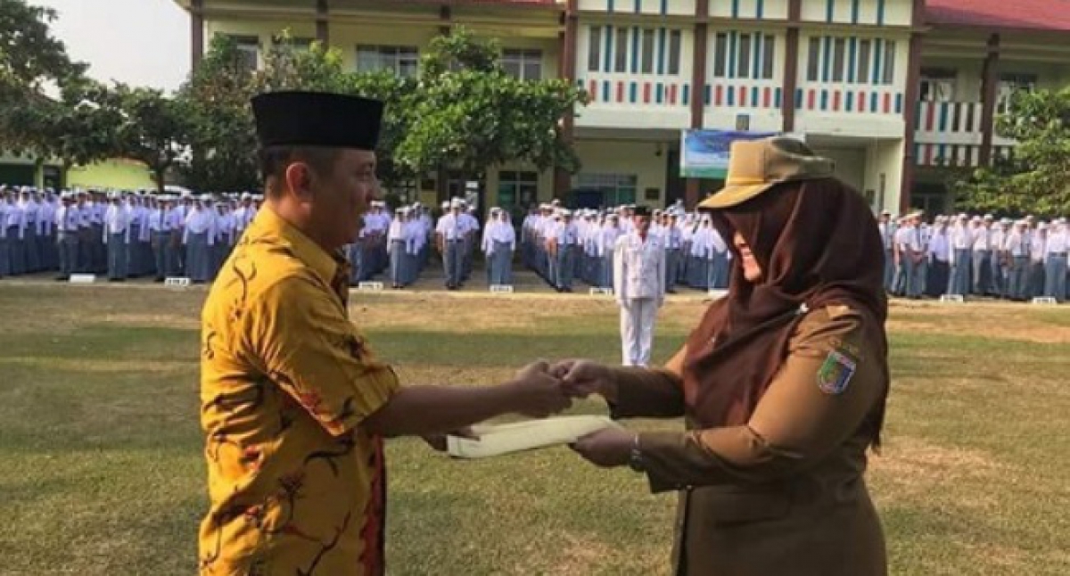 Penyerahan siswa baru dari orang tua ke pihak SMAN 1 Metro